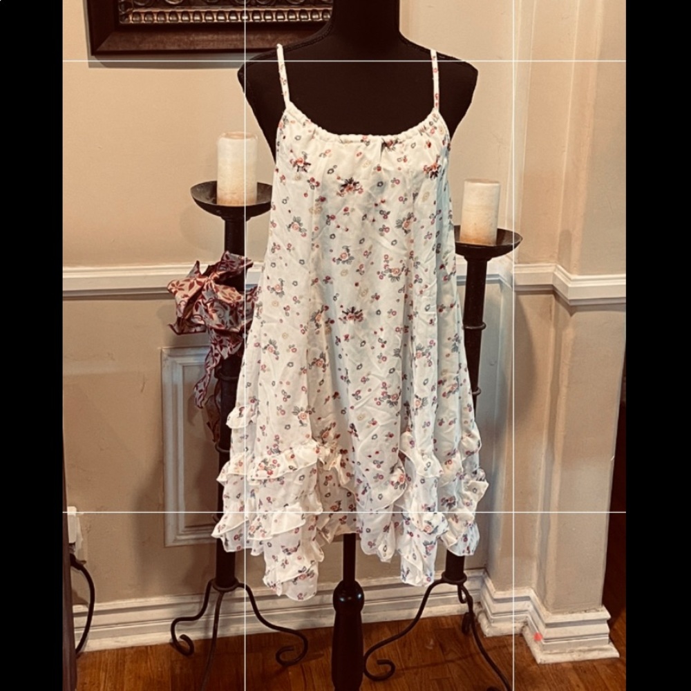 💐EVIE MICRO SEQUINS FLORAL RUFFLE DRESS .